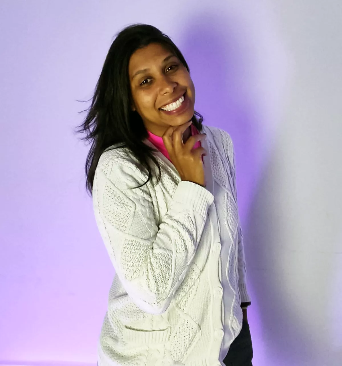 Professora do Curso de Doula Híbrido, Dra Cinthia Rocha é mãe de dois filhos, é doula e tem formação em Enfermagem com especialização em obstetrícia